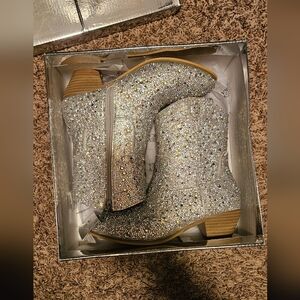 Brand New Badgley Mischka Girls Size 2 Sparkling Silver Ankle Boots